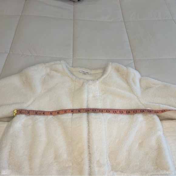 Elegant White Crop Faux Fur Calvin Klein Size Large - Picture 9 of 14
